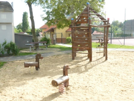 Foto herních prvků na dětském hřišti u OU 2