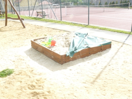 Foto herních prvků na dětském hřišti u OU 3